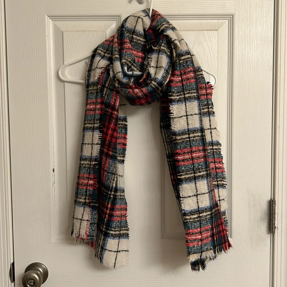 Old Navy Red White Black Plaid Flannel Scarf Soft Cozy Fringed Edges Polyester
